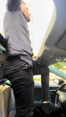 Açılır tavanından çıktığı otomobili ayağıyla kullandı: Yaptığımın yanlış olduğunun farkındayım