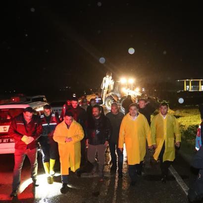 Şanlıurfa'da dere taştı; su altında kalan evdeki 10 kişilik aile kurtarıldı