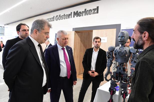 Girişimcilik zirvesi, gençlerle iş dünyasını buluşturdu