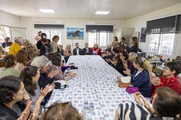 Başkan Tuncer, kursiyer kadınlarla bir araya geldi