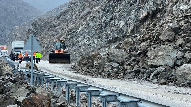 Yüksekova’da heyelan sonrası kapanan yol yeniden ulaşıma açıldı