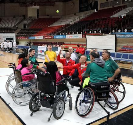 6 Şubat'ta uzuvlarını kaybedenler tenis kortunda