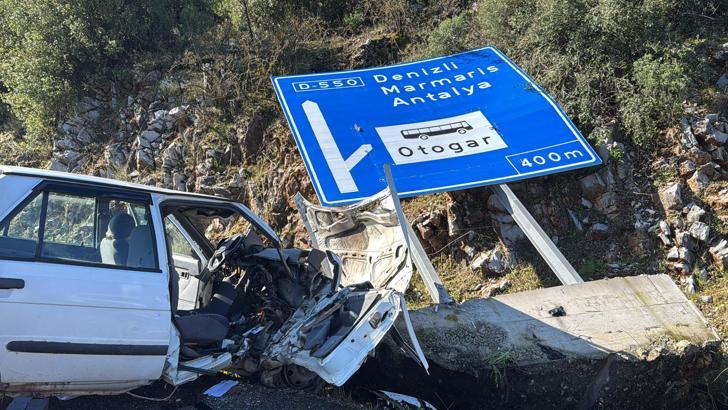 Muğla'da karayolu tabelasına çarpan otomobildeki evli çift yaralandı