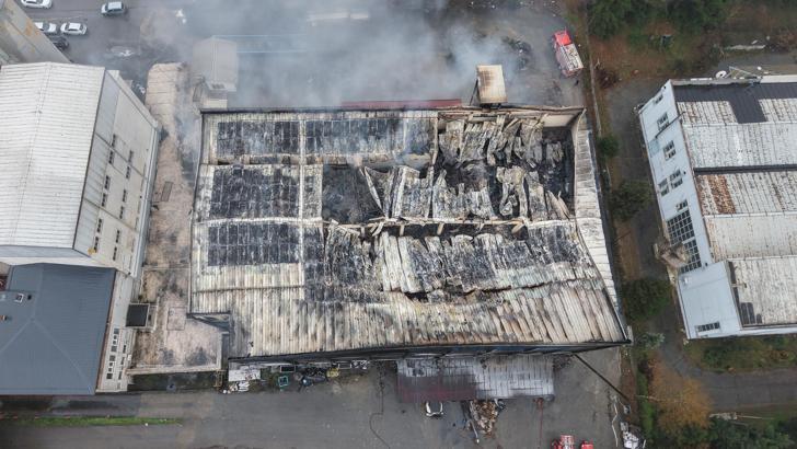 Trabzon’da yanan fındık fabrikasında hasar görüntülendi