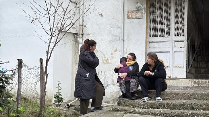 Evde tek başına olan çocuk çakmakla oynarken evi yaktı; 2 kişi dumandan etkilendi