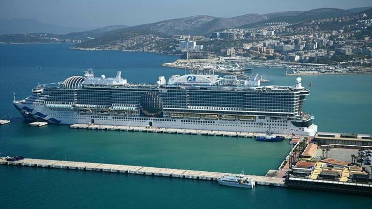 Kuşadası'na kruvaziyerle 4 bin 12 turist geldi