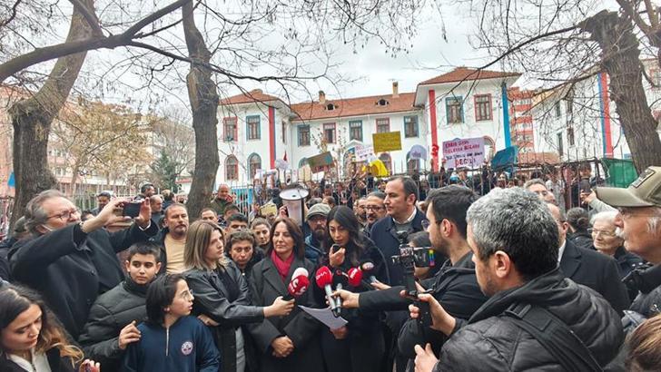 Ankara'da okul binasının devredilmesine tepki gösteren öğrenci ve velilerden basın açıklaması