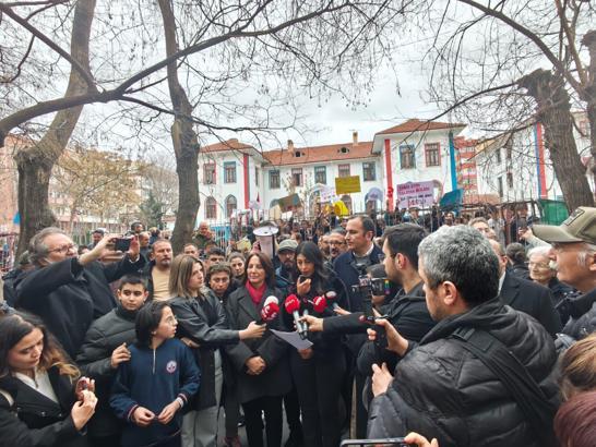 Ankara'da okul binasının devredilmesine tepki gösteren öğrenci ve velilerden basın açıklaması