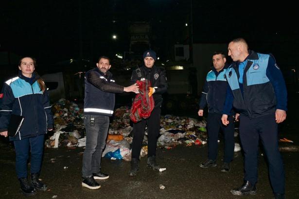 İstanbul- Esenyurt'ta çöpte bulunan 1 milyon 200 bin liralık altın sahibine teslim edildi