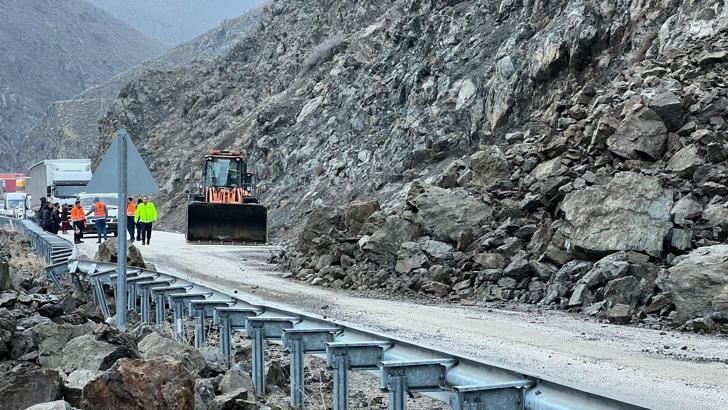 Yüksekova'da heyelan sonrası kapanan yol yeniden ulaşıma açıldı (2)