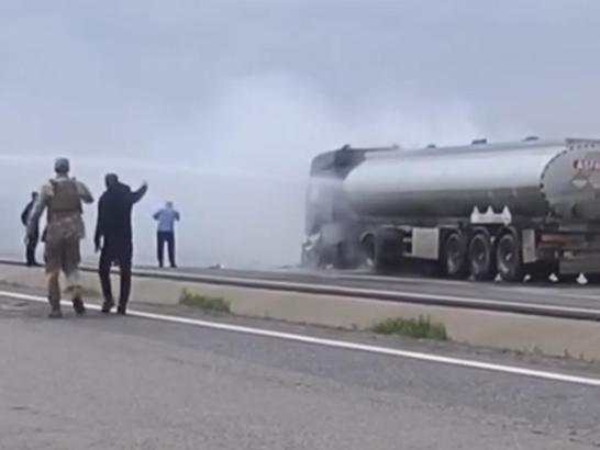 Cizre’de seyir halindeki akaryakıt tankeri alev aldı