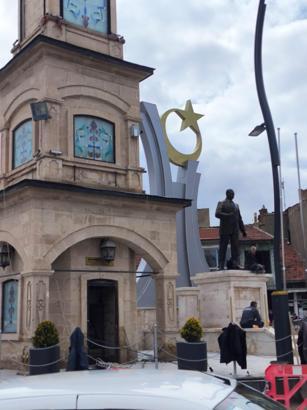 Atatürk heykeli yeni yerinde