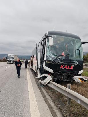 TIR'ın yandan çarptığı yolcu otobüsü refüje çıktı; kaza kamerada