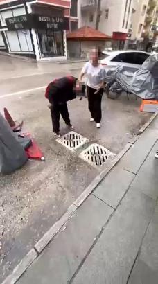 Kız öğrenci, tartıştığı akranını yere yatırıp ayağıyla yüzüne bastı