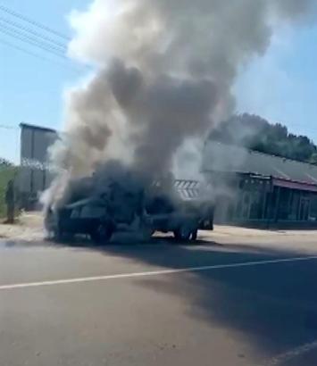 Seyir halindeki kamyonet yandı