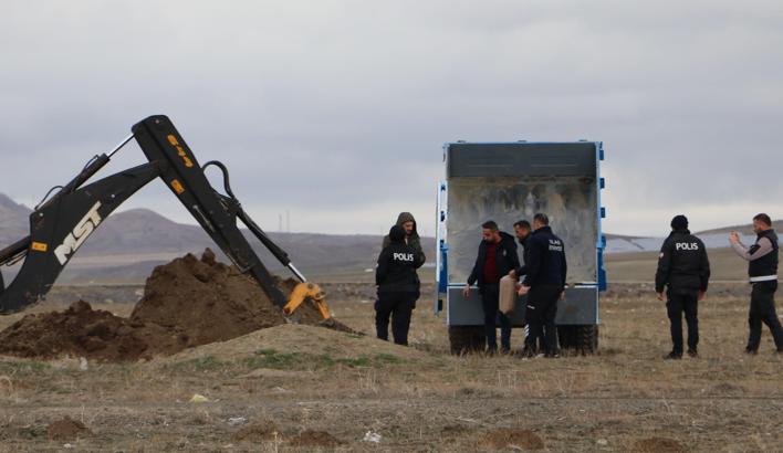 Sivas'ta 400 kilogram kaçak tütün, toprağa gömülerek imha edildi