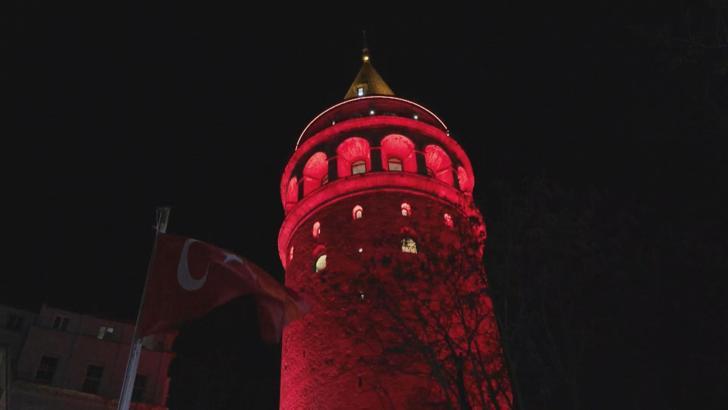 İstanbul - Galata Kulesi 'Multipl Miyelom' hastalığına farkındalık kapsamında kırmızı ışıklarla aydınlatıldı