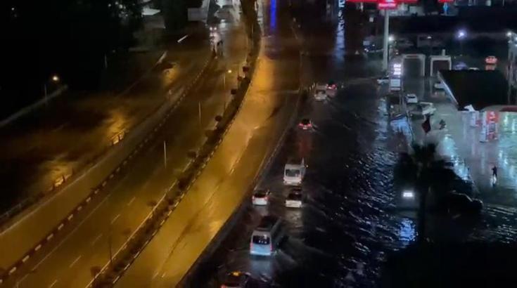 Hatay'da sağanak; cadde ve sokaklar göle döndü