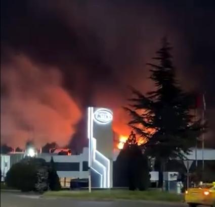 Fabrika bacasında çıkan yangın büyümeden söndürüldü