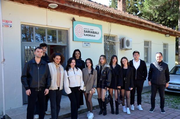 Üniversite öğrencileri ilkokulun kapılarını boyadı, kırık camlarını değiştirdi, kütüphane oluşturdu