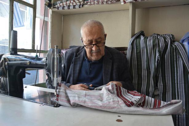 Yaşar usta, 12 metrekarelik dükkanında nostaljik çizgili pijamaları 60 yıldır üretiyor