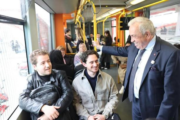 Nilüfer Belediye Başkanı güne BursaRay'da yolculuk yaparak başladı