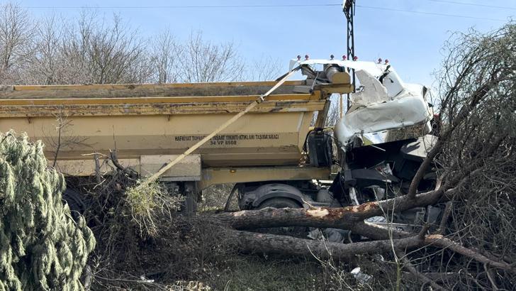 İstanbul - Arnavutköy’de hafriyat kamyonu kaza yaptı; şoför hafif yaralandı