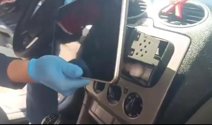 Uyuşturucuları araç teybinin arkası, torpido kasası ve tavan döşemesine zulalamış