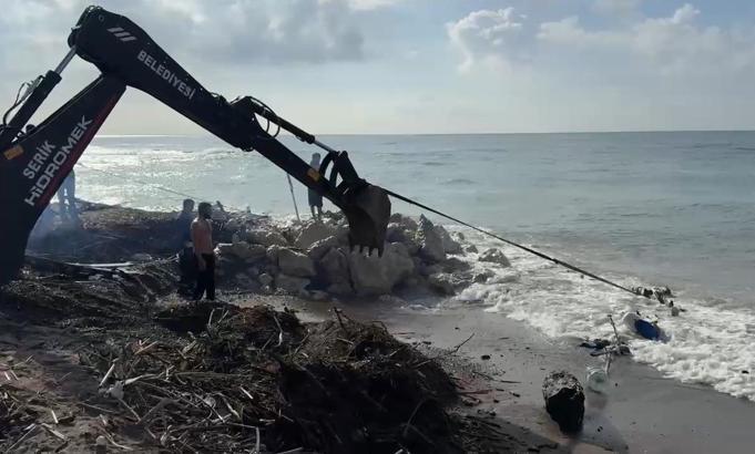 Kayalıklara çarpan tekne parçalandı