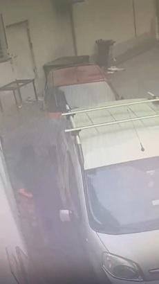 Bursa'da araçlardan eşya çalan hırsız yakalandı; o anlar kamerada