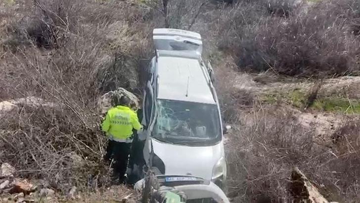 Adıyaman'da hafif ticari araç devrildi: 4 yaralı