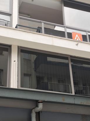 İş merkezindeki pencerenin sokağa düşmesi kamerada