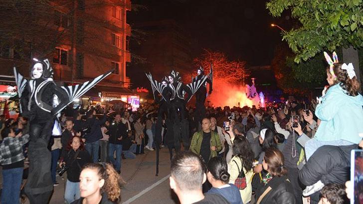 25’inci Uluslararası Adana Tiyatro Festivali, renkli kortejle ‘Perde’ dedi