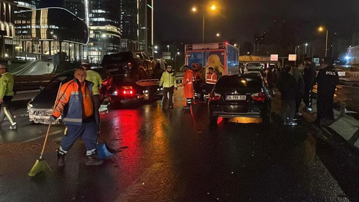 Ataşehir'de 8 aracın karıştığı zincirleme kaza: 4 yaralı