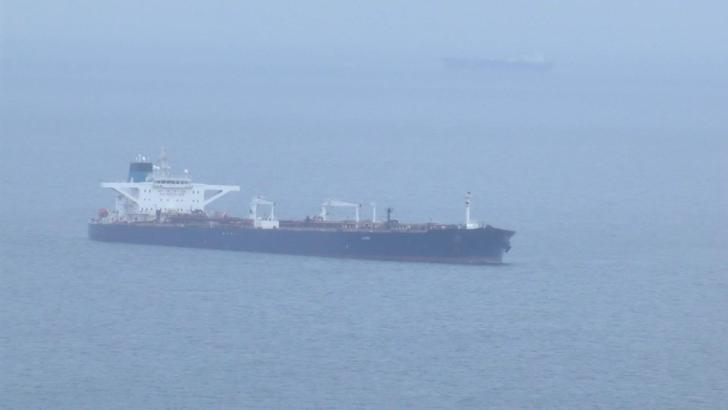 Karadeniz'de saldırıya uğrayan petrol tankeri Türkeli Demirleme Sahası'na çekildi