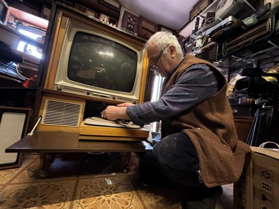 'Nostalji doktoru', 40 yıldır tamirini yaptığı antika radyolara yeniden ses veriyor