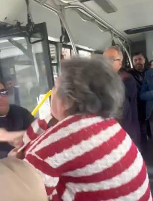Bursa'da belediye otobüsündeki 'yer' kavgası kamerada