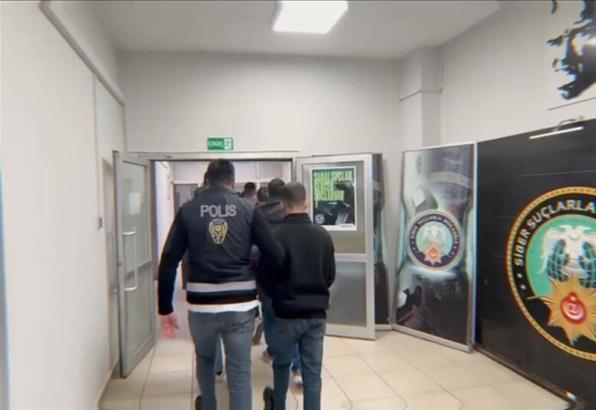 İzmir'de sahte site açıp, dolandırıcılık yapan 25 şüpheli tutuklandı/Ek fotoğraflar