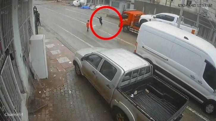 Yola fırlayan çocuk kazadan son anda kurtuldu