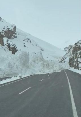 Van-Hakkari kara yoluna çığ düştü, araçlar mahsur kaldı
