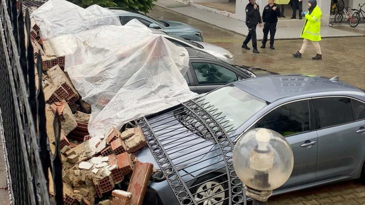 Aydın'da istinat duvarı çöktü; 4 otomobil hasar gördü