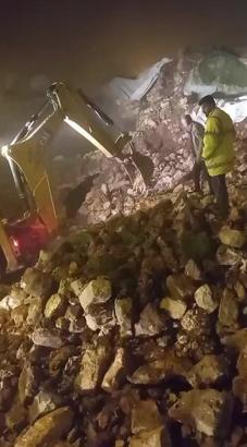 Batman’da çöken ahırdaki 5 büyükbaş kurtarıldı