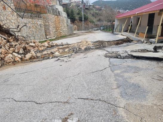 Mersin'de heyelan nedeniyle bazı evler zarar gördü