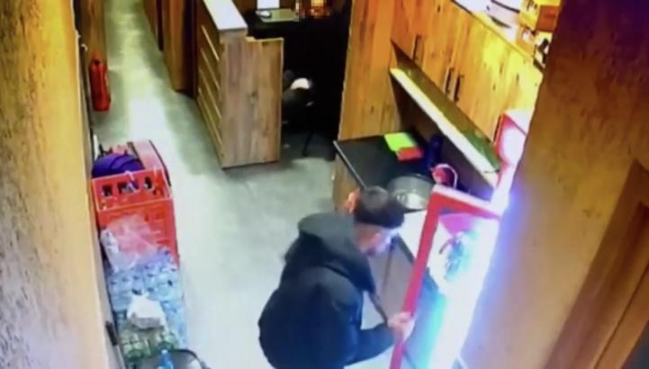 Beyoğlu’nda uyuyakalan kişinin cep telefonunu çalıp oyun oynamaya devam etti