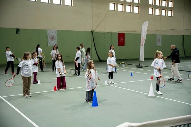 Eski milli sporcu çocukları tenisle buluşturuyor