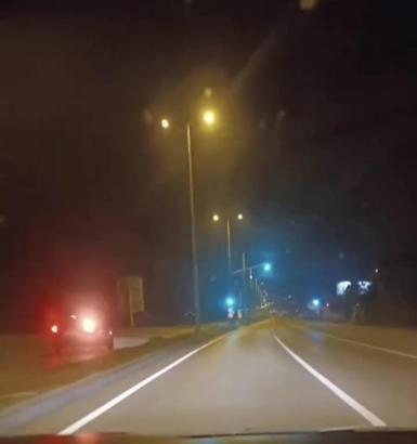 Otomobilin ters yönde ilerlediği anlar kamerada