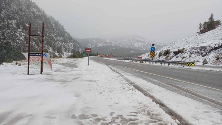 Alacabel mevkisine kar yağdı