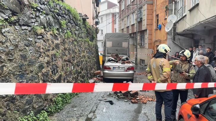 Kağıthane’de yağış sonrası duvar park halindeki aracın üstüne yıkıldı
