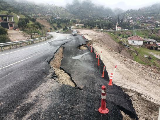 Aydın'da toprak kayması; kara yolu ikinci kez çöktü