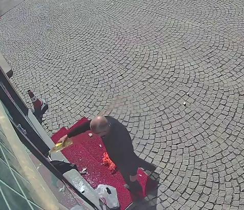 Camını kırdığı eczaneyi yakmaya çalışan eczacı gözaltına alındı